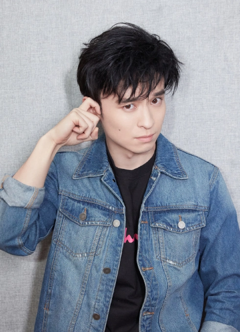 董子健发文表示自己瘦了,言语中少许得意,被网友调侃身高有点矮