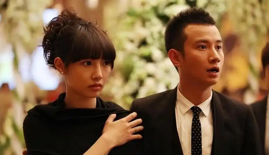 在她丈夫的牵桥搭线下,她成为了许多爆剧的女主,还成功签到了金牌经纪