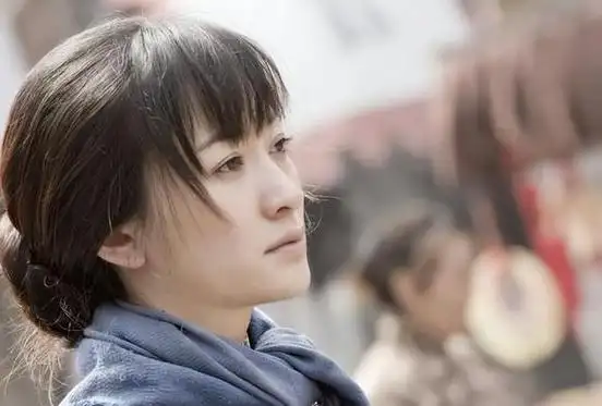 的演艺道路上,我们看到了一个向往光芒,却又经历起起落落的女演员