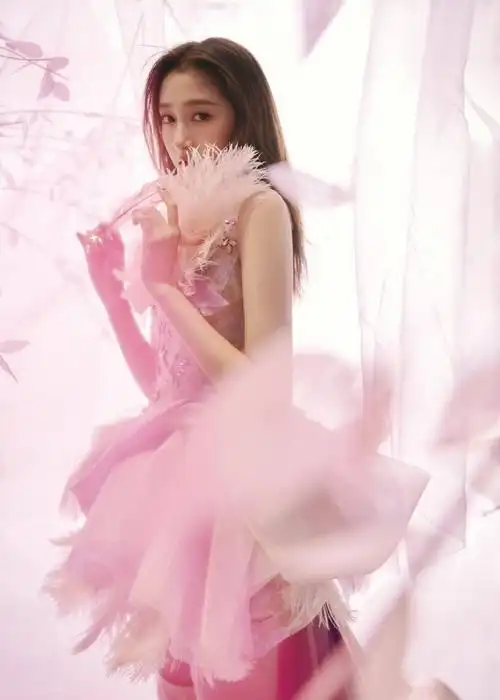 关晓彤穿粉色花朵裙 俏皮可爱气质满分|关晓彤_新浪新闻