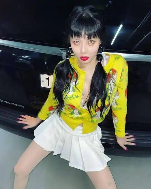 秃眉毛厚嘴唇爆炸头泫雅在巴黎放飞自我她最近是怎么了