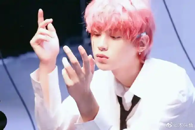 黄明昊超话|#黄明昊樱花粉发色#黄明昊和粉色超搭!