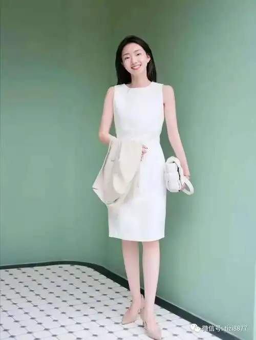 搭配鞋子:白色为气质之神,正式场合也好日常也罢,白裙子一定是加分项