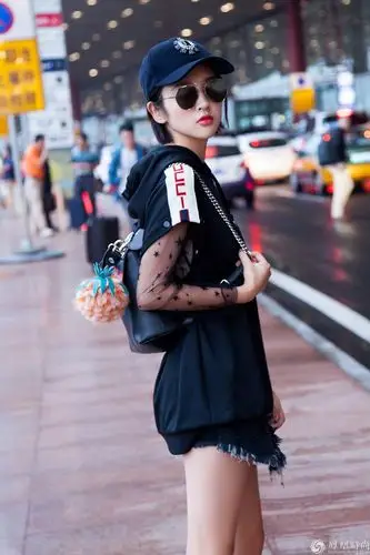 唐艺昕机场最新机场街拍曝光 男装女穿酷感满分