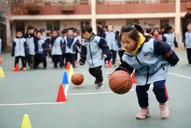 小学生正处于精力旺盛,好动,热爱探索的年龄段,对体育课的喜爱程度