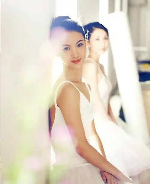 原创金晨晒照秀四块腹肌对比12年前的照片岁月沉淀后更显时尚自信