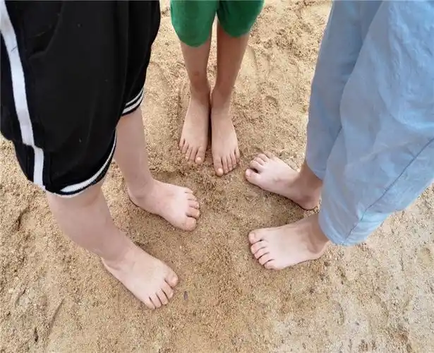 大1班沙池里的光脚丫