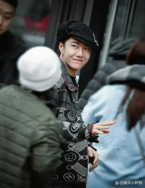 巴黎时装周王一博跟肖战刘亦菲宋茜惊艳她丑的越来越不好看