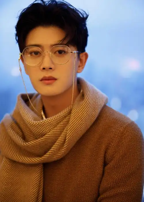 今天的小超是糖炒栗子味儿任嘉伦金丝眼镜look温柔满分