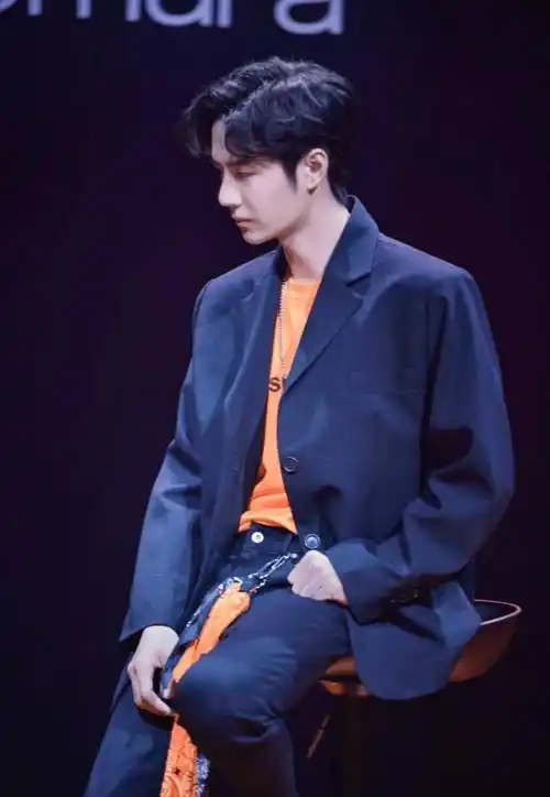 王一博在小西装的层次感搭配上也有着自己的独属心得,藏蓝色的光面小