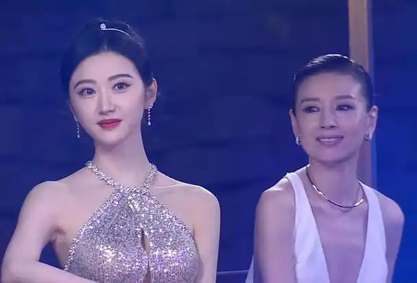 gq盛典红毯生图来了!杨幂脸变圆润状态回春,杨紫瘦出下颌线