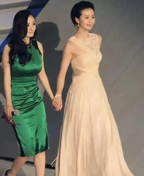 杨幂景甜同框杨幂拨头发底气不足景甜昂首挺胸气势逼人