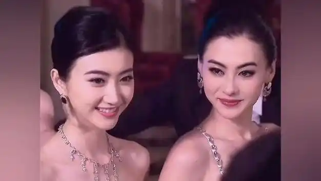 清纯与贵气的双重气质,即便是与刘亦菲张柏芝这种顶流巨星同框,在气质