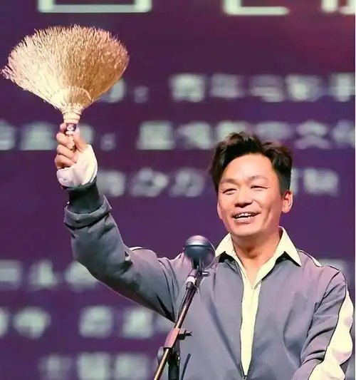 原创王宝强借钱交税和领金扫帚的第一人其实是个武林高手