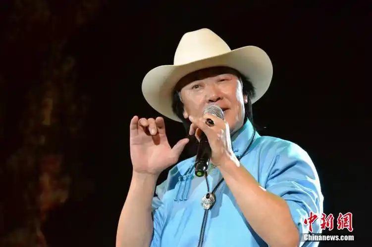 布仁巴雅尔在缅甸仰光为四海同春观众献唱