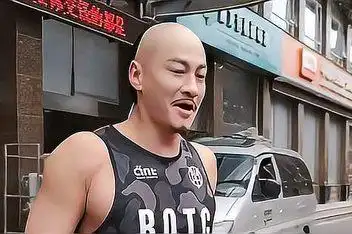 45岁何润东现身,剃光头穿花背心秀肌肉,霸气如黑老大来源:搜狐视频