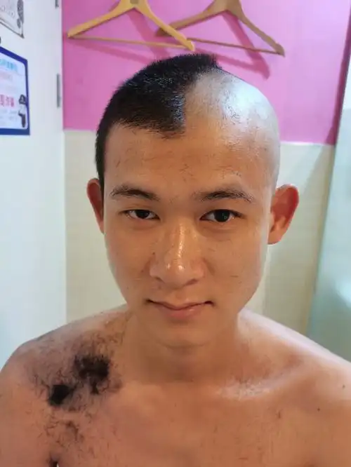 年初三帅哥阴阳头也能驾驭