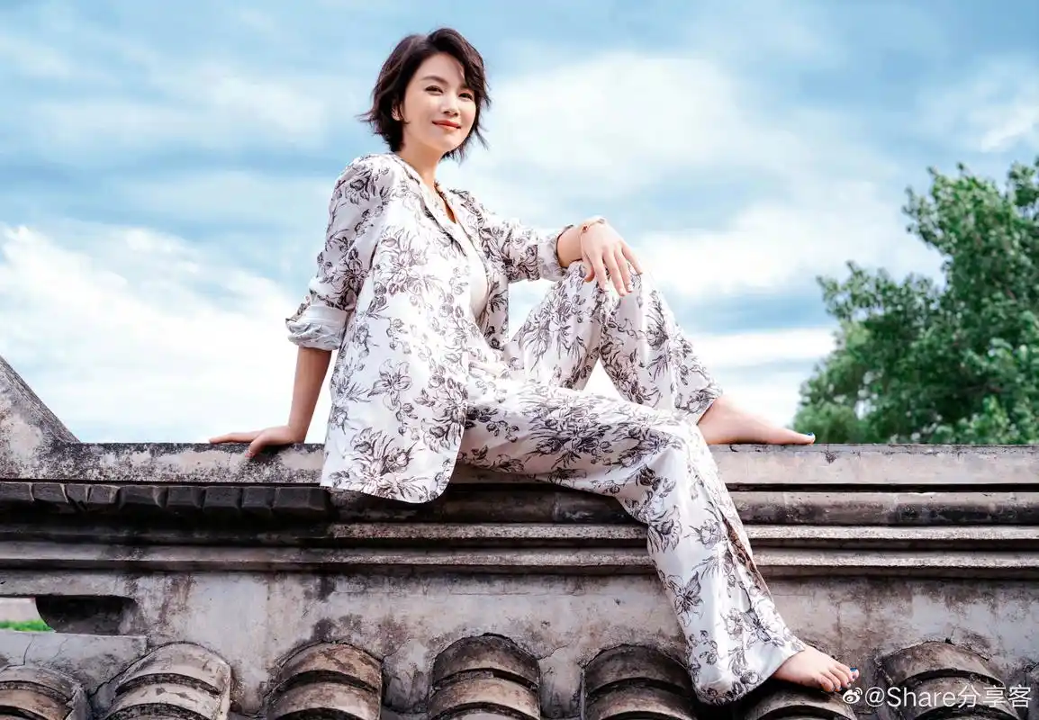 演员曹曦文光脚拍摄写真集,2022年,曹曦文特别出演的古装剧《星汉灿烂