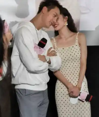 钟楚曦穿吊带裙和陈伟霆说悄悄话,谁注意他的眼睛在看哪?