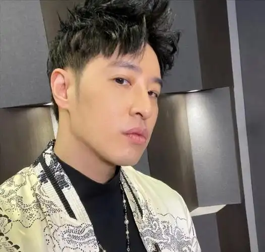 潘玮柏近照发福变胖,本人超像郝邵文,网友大呼快减肥!