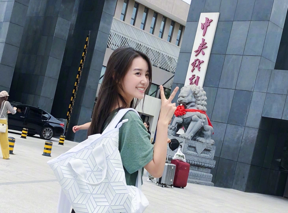 李兰迪学长刘昊然,宋祖儿学长王俊凯,看到蒋依依学长沸腾了!