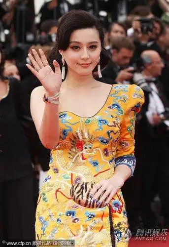范冰冰身着龙袍礼服闪耀戛纳开幕式红毯