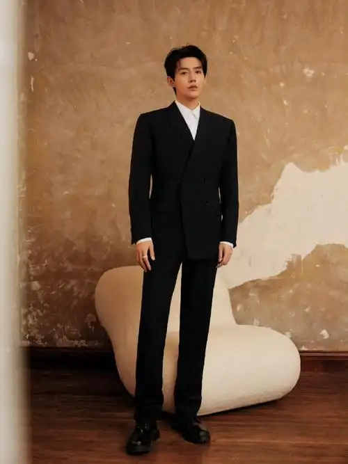 邓为穿西装气质