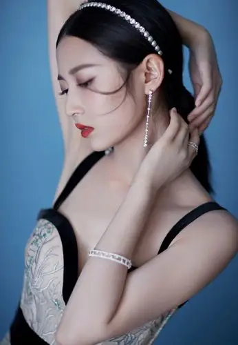 陈钰琪身穿深v吊带裙,复古甜美,气质高雅