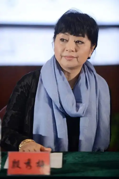 64岁殷秀梅富态优雅,丝绒刺绣礼裙太华丽,年轻时也是粉嫩少女