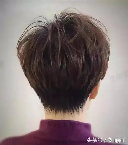 2018短发流行铲发脚干净利落很轻松让你走路都带风