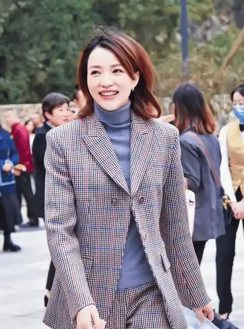 董卿无滤镜下太妖娆了,一袭紧身裙秀蚂蚁腰,不愧是"央视一姐"