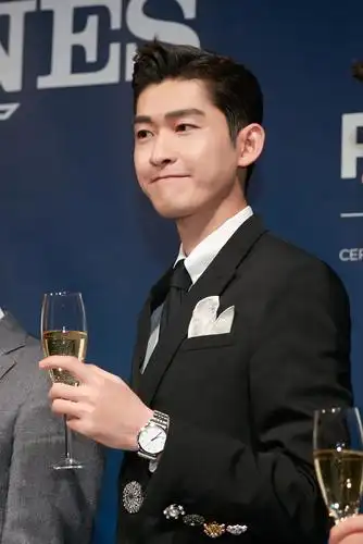 张翰新闻171228顺毛vs背头张翰时尚发型大盘点