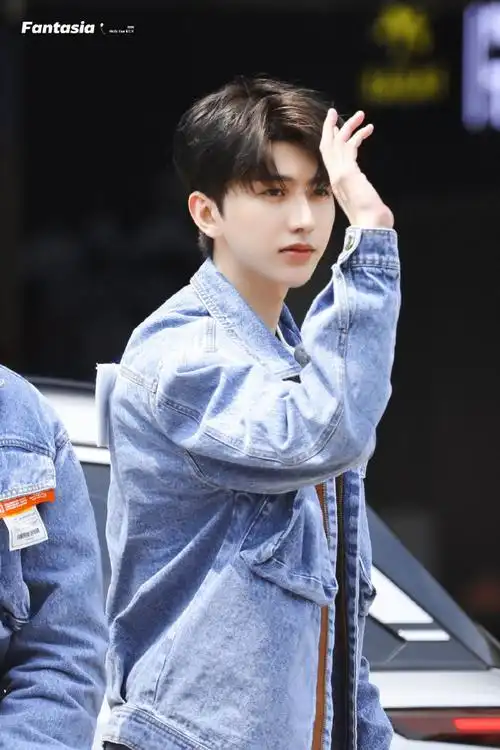 蔡徐坤牛仔套装##奔跑吧珠海路透