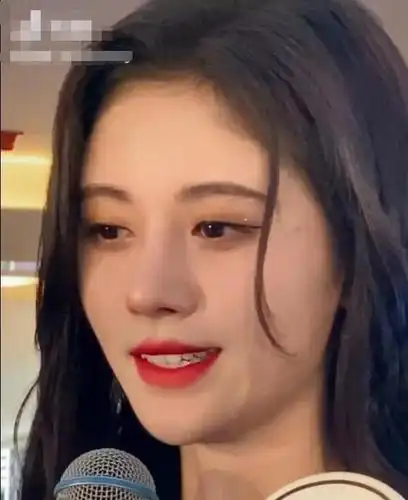 央视"卸妆水"镜头下的鞠婧祎,颜值简直太真实,谁还质疑她整容