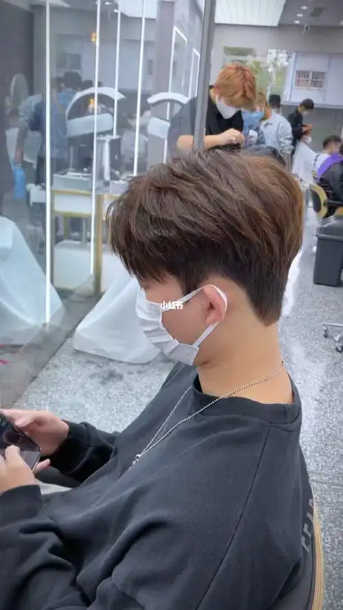 不烫不染也好看的男士发型