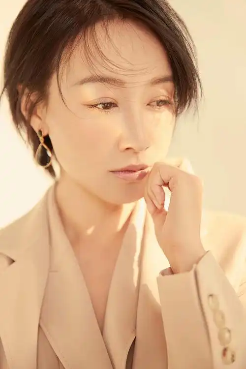 赵子琪暖春造型刚柔并济 活成别人羡慕的样子