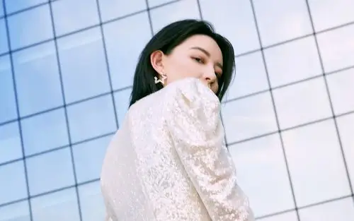 李斯丹妮魅力高冷写真桌面壁纸