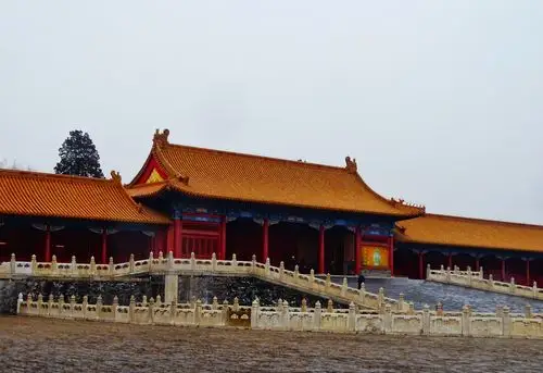 宫殿,旧称为紫禁城,位于北京中轴线的中心,是中国古代宫廷建筑之精华