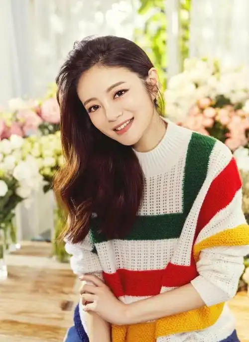 安以轩23岁出道兜兜转转嫁富豪生了一儿一女最终大梦一场