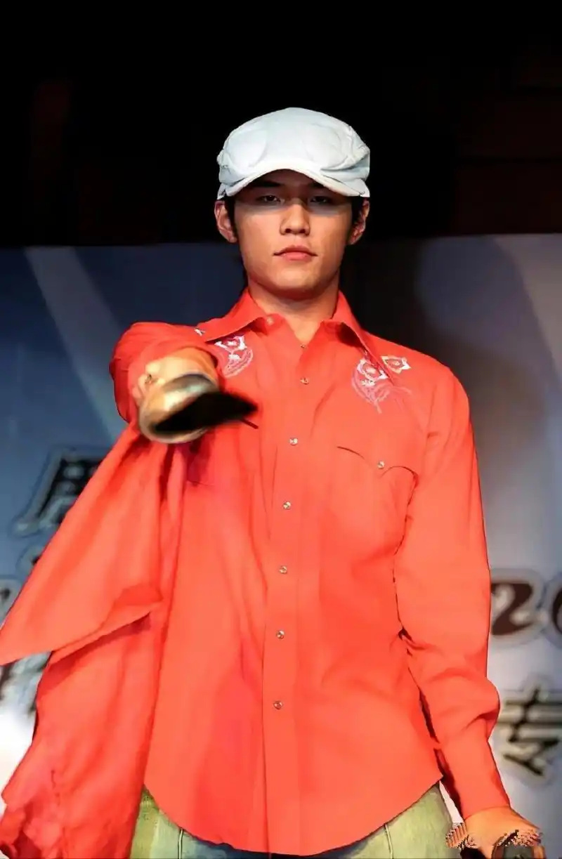2003年周杰伦在北京举办了《叶惠美》专辑的庆功会,那时的他看起来真