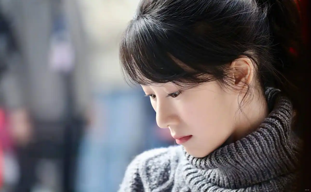 都挺好里二嫂朱丽的扮演者李念,人漂亮,时尚穿搭,备受好评.