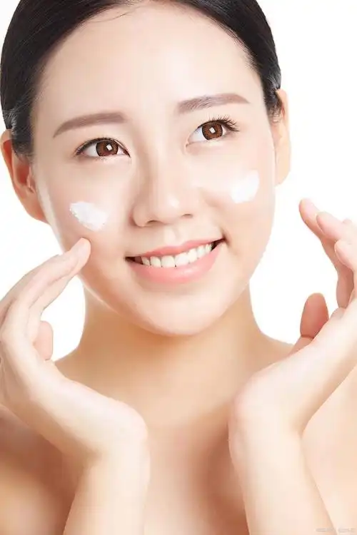 面部补水保湿是现代护肤的基本步骤之一,尤其在干燥的气候条件下,保持