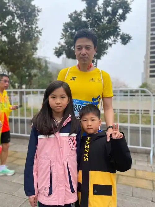 钟华带着女儿和儿子一起合照.