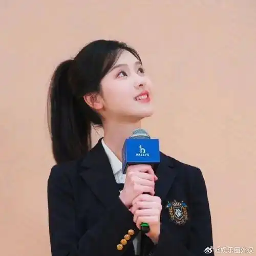 校服学姐风造型 梦回大学时期代表学校参加辩论赛的陈都灵#陈都灵穿