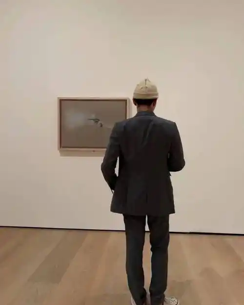 最新权志龙更新国外生活照