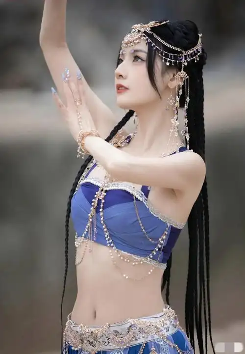 赵粤异域风造型随拍,穿吊带抹胸化身西域舞姬,风情万种性感美艳|赵粤