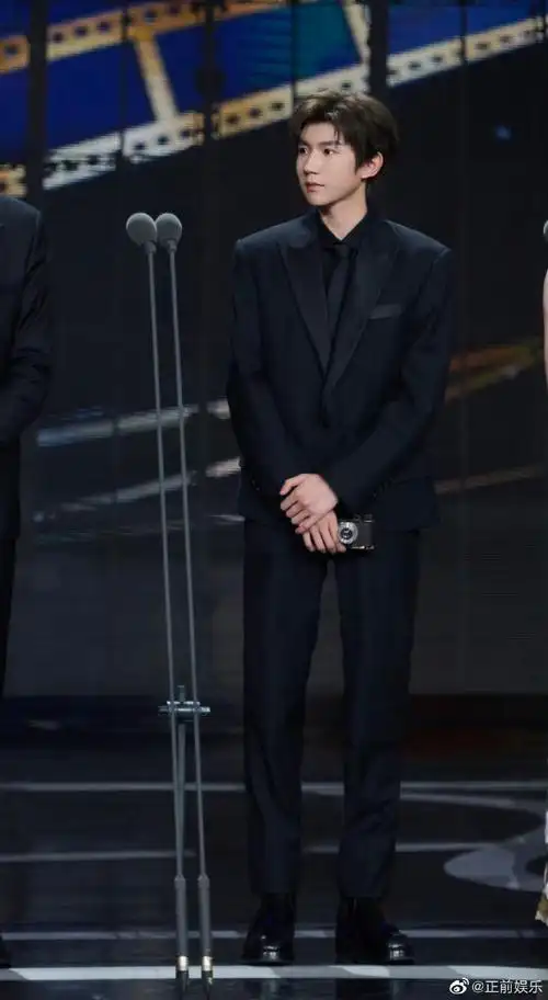 王源西装身材比例##王源微博电影之夜花絮照