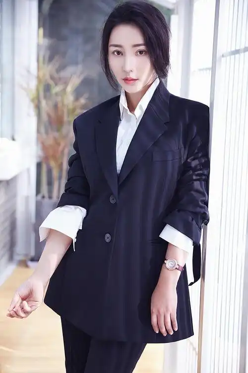 柳岩秋日露肩a字短裤素颜性感写真图片