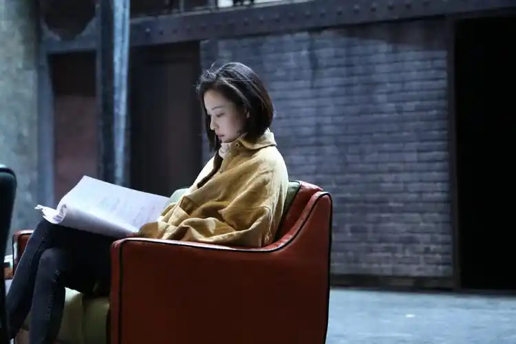 倪妮温婉优雅话剧练习图片