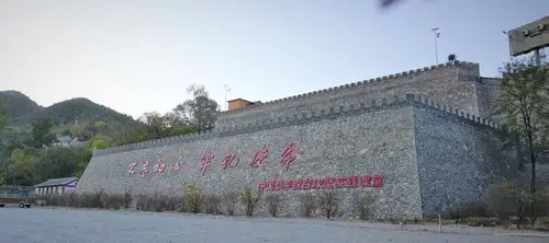 顾家台村在路边坡上,双层高台正面书写着:"中国阜平脱贫攻坚实践课堂"